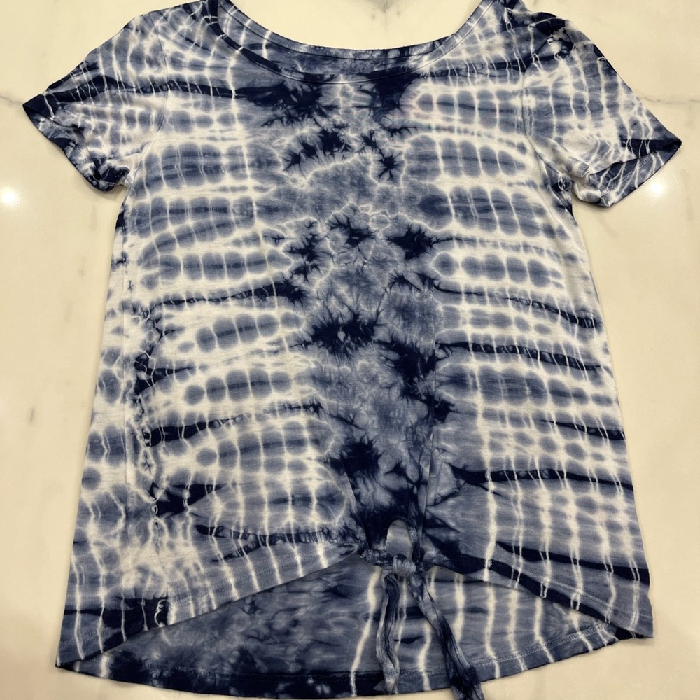 Blue and white tie dye top with decorative tie!